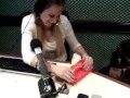 andressa pedry recebe presente ao vivo no ar da record fm