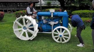 フォードソンF　手動クランク・エンジン始動　Fordson F Hand crank start