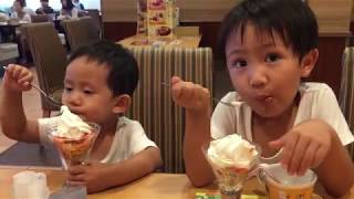 ガストでイチゴアイスパフェを食べたよ♪ 4歳のトレーシーと2歳のスティーブ ★Ate strawberry ice parfait at the Gusto★