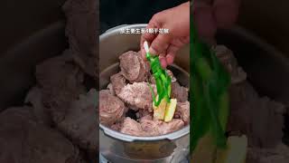 「酸菜炖大棒骨」这样做，酸爽开胃、乳酸味十足，就是拿这个汤都要干三碗大米饭#美食 #农家菜 #酸菜 #大棒骨 #家常菜 #cooking #delicious #food #美食教程