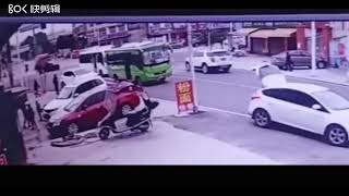 2012中国恐怖吓人车祸Scary car accident in China in 2012