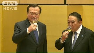 友好ムードで天皇誕生日を祝う　中国の日本大使館(14/11/27)