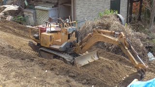 ヤンマーYB400による地面の整地作業　Excavating the ground with a Yanmar excavator