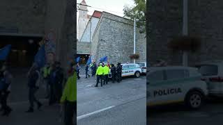 27.10.2021 protest OZ KOVO pod NR SR obkľúčila polícia a znemožnila blokovanie dopravy slabá účasť