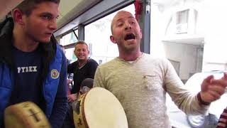 Tarantella calabrese sul bus con Giuseppe Sapone