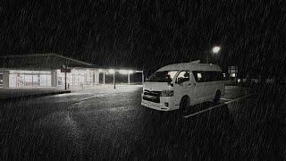 [Hiace Camping Car] Staying in the car in front of the road station in the rain [Toy Factory]