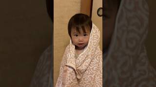 バスタオルで遊ぶ赤ちゃん【1歳6ヶ月】