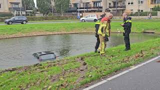 Automobiliste rijdt water in Groenezoom Dordrecht