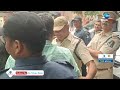 unemployed youth request to police tspsc office పోలీసుల కాళ్లు పట్టుకున్న నిరుద్యోగి zee news