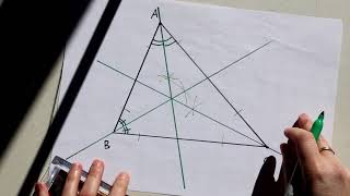 Tracés de bissectrices et du cercle inscrit dans un triangle : sur papier puis avec Geogebra.