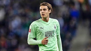 𝐋𝐎𝐎𝐊 𝐖𝐇𝐀𝐓 Florian Neuhaus doing at Borussia Mönchengladbach👀