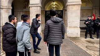 SUSPECT RETURNS!! RUDE IDIOT MOCKS AND DISRESPECTS THE KING’S GUARD 😡🤬