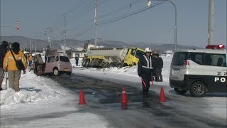 【正面衝突の事故】路面凍結で…一方が対向車線にはみ出したか 軽乗用車とタンクローリーが衝突 20代男性が搬送時意識不明 現場は片側1車線の直線 北海道比布町