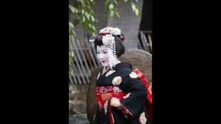 着物を着た女性　WOMEN IN KIMONO