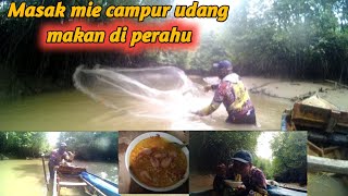 Menjala udang paname setelah air sungai surut@Meranti fiahing