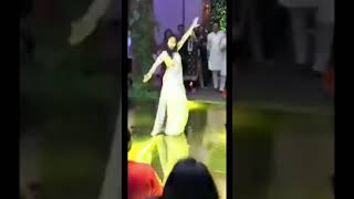 Sara Ali Khan dancing on Saat Samundar