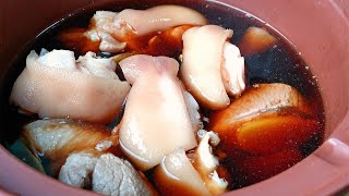 In cold weather, Fujianese people love to eat old wine and boiled trotters