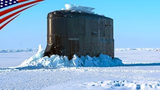 北極の氷を割って浮上する\