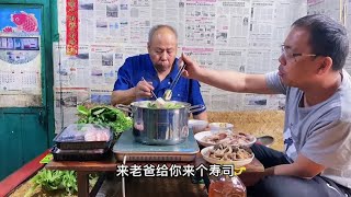 五一假期，看看儿子给老爸整了满满一大桌啥饭？可把老爸乐坏了