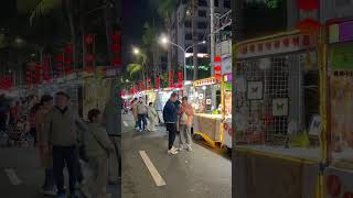 海口海南大学南门夜市，一边小吃，一边水果百货工艺品 Hainan University South Gate night market #shorts ￼