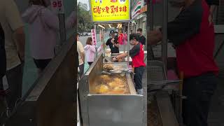 太香了吧!!士林夜市扛壩子，無敵的「家鄉碳烤香雞排 」(hometown Grilled Chicken Chop)