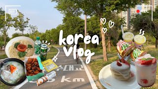 vlog | eating around seoul, visiting lotte world, biking at 한강 (han river) 🏰🚲