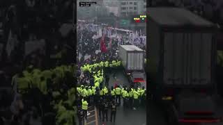 Anti-Yoon protesters brake barriers to take over road near presidential residence in S. Korea