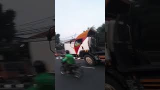 Truk kontainer bergoyang #shortvideo #barabab5