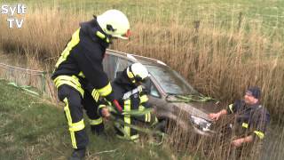 Sylter Feuerwehr birgt Auto aus Straßengraben