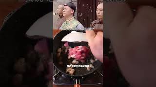 王爺抓完蛐蛐兒大口吃炸醬面，不長眼的富少來找茬兒，表演了一個什麽叫秒跪