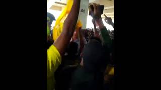 kerala blasters coach ivan vukomanovic getting welcomed at airport by manjappada