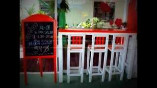 โต๊ะไม้สีสรรสดใสเหมาะกับร้านอาหาร