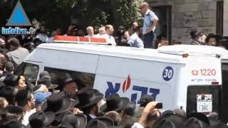 Miles de personas asisten al funeral del rabino Abuhatzeira