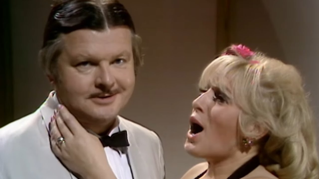 Benny Hill - Saison 2, Episode 13 - YouTube