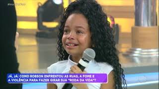 Iza e mini fã Bruna se encontram no palco do Hora do Faro