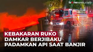 Dikepung Banjir, Petugas Damkar Berjuang Hentikan Amukan Si Jago Merah | OneNews Update