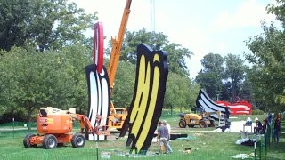 Roy Lichtenstein's Five Brushstrokes Installation Time Lapse