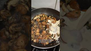 Rezept ⬇️ Champignons in cremiger Knoblauchsauce 🍄🧄🤤