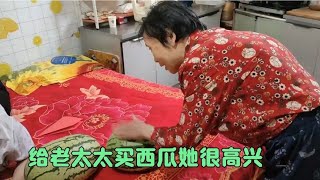 我就知道你想吃西瓜了，看西瓜的眼神像个孩子