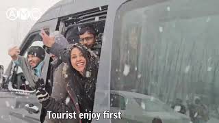 Tourist enjoy first Snowfall in Kashmir || AMC