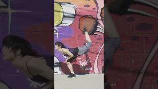 #contemporarydanceコンテンポラリーダンサーがNYのグラフィティアート前で踊る | Worth Nothing #nycdancers #graffitiart