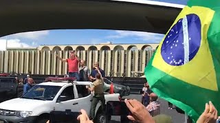 Bolsonaro arenga a manifestantes que rompen cuarentena y piden intervención militar | AFP