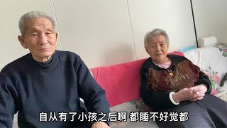 孙子和爷爷吐槽，有了孩子后晚上睡不好觉，听听88岁爷爷咋说的？