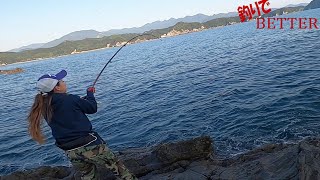 長身美女元モデルが磯釣りで巨大魚にのされる!!!!Angler girl. funny rock fishing.