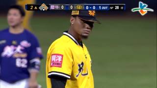 20131002 CPBL 犀牛VS象 2上 彭政閔反應快傳的好 鄭兆行盜三壘OUT！！