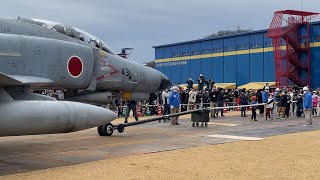 小学生が戦闘機と綱引き　岐阜県各務原市