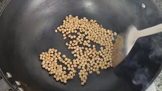 Frying soybeans in a pot can solve many problems for middle-aged and elderly friends. It is economic