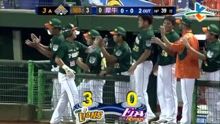 20131011 CPBL 獅VS犀牛 3上 潘武雄結實的安打清空壘包 將比數逐漸擴大