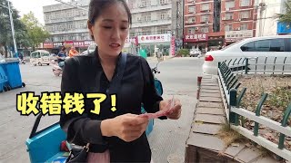 小夫妻摆摊收错钱，媳妇快急哭了，丈夫心大的说：有失必有得！