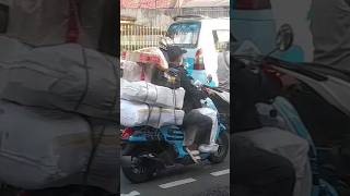 Kurir Paket ini Bawa Sepeda Motor Scoopy 2023 Buat Kerja.. #shorts